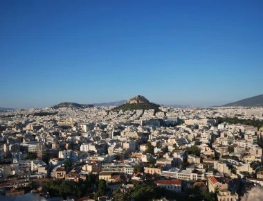 Τι αλλάζει στα δημοτικά τέλη για τα κενά ακίνητα που δεν έχουν ρεύμα